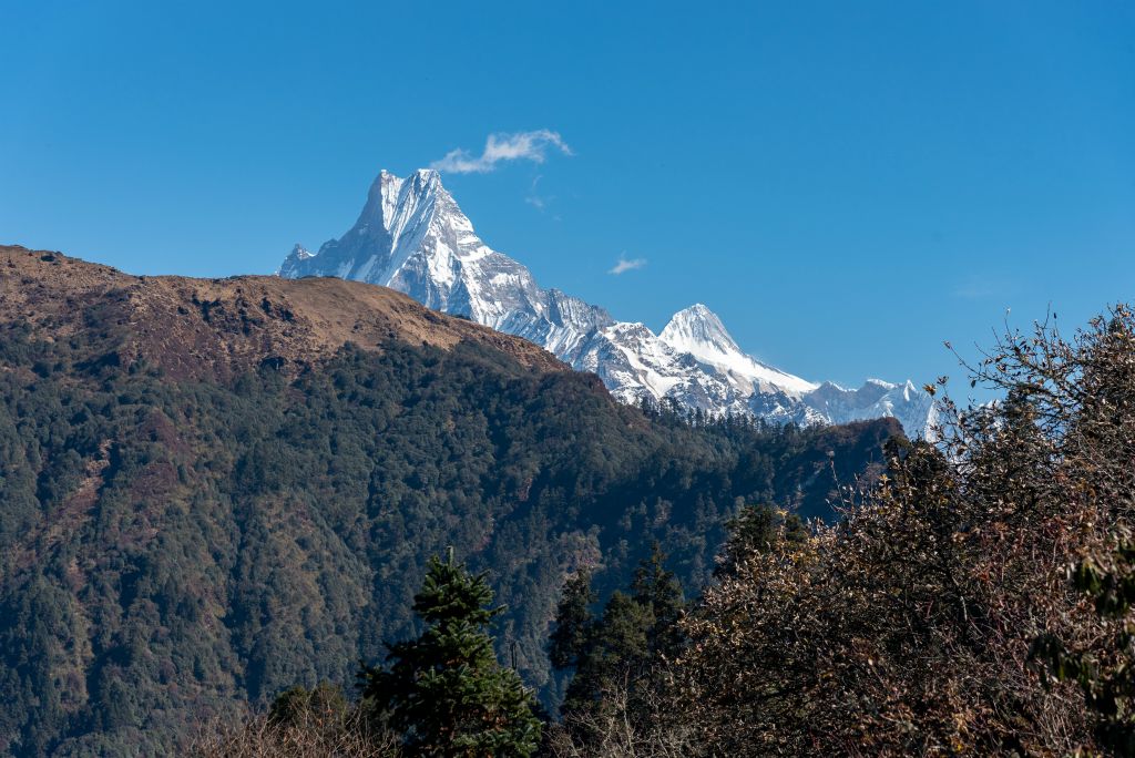 En continuant vers l'est : le  Machhapuchhare (6993m) puis à l'arrière plan l'Annapurna 2